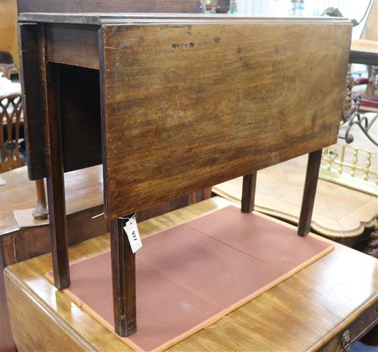 A George III mahogany cottage drop leaf table W.89.5cm